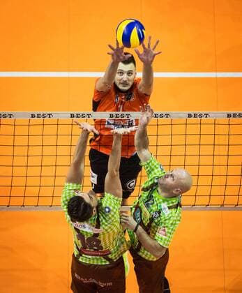 Berlin, Deutschland, 25.11.2017: Aleksandar Okolic (BR Volleys 1) gegen den Block aus Andre Brown (Herrsching 18) und Michal Sladecek (Herrsching 12) beim Volleyballspiel im DVV Pokal Viertelfinale zwischen BR Volleys und TSV Herrsching.