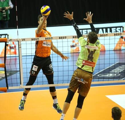 GER, 1.VBL, BR VOLLEYS VS. Herrsching 25.11.2017, Max Schmeling Halle, Berlin, GER, 1.VBL, BR VOLLEYS VS. Herrsching, im Bild Kyle Russell (BR Volleys 15), Tim Peter (Herrsching 4)