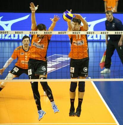 GER, 1.VBL, BR VOLLEYS VS. Herrsching 25.11.2017, Max Schmeling Halle, Berlin, GER, 1.VBL, BR VOLLEYS VS. Herrsching, im Bild Georg Klein (BR Volleys 7), Adam White (BR Volleys 11)