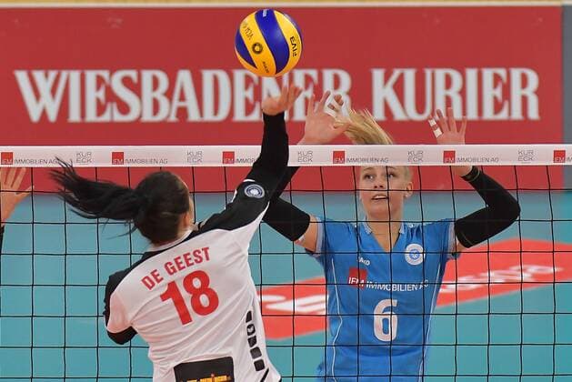 26.11.2017, xtkx, Volleyball VVC Pokal Damen, VC Wiesbaden - VfB Suhl, emspor, v.l. Krista Degeest (Suhl)}, Selma Hetmann (VCW) , Wiesbaden
