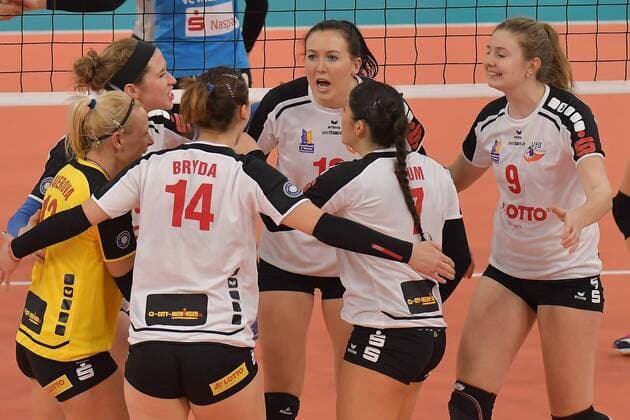 26.11.2017, xtkx, Volleyball VVC Pokal Damen, VC Wiesbaden - VfB Suhl, emspor, v.l. Katarzyna Bryda (Suhl) , Lauren Plum (Suhl) , Wiesbaden