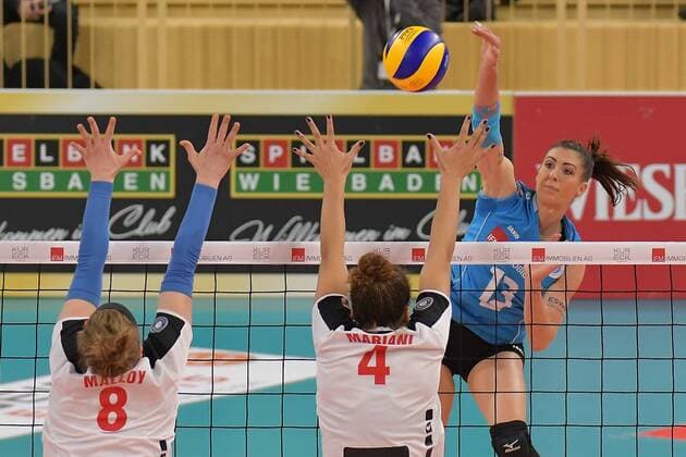 26.11.2017, xtkx, Volleyball VVC Pokal Damen, VC Wiesbaden - VfB Suhl, emspor, v.l. Andie Malloy (Suhl) , Ashley Mariani (Suhl) , Karolina Bednarova (VCW) , Wiesbaden