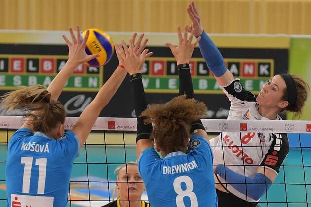 26.11.2017, xtkx, Volleyball VVC Pokal Damen, VC Wiesbaden - VfB Suhl, emspor, v.l. Simona Kosova (VCW) , Kimberly Drewnick (VCW) , Andie Malloy (Suhl) , Wiesbaden