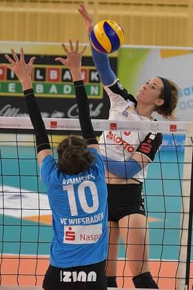 26.11.2017, xtkx, Volleyball VVC Pokal Damen, VC Wiesbaden - VfB Suhl, emspor, v.l. Irina Kemmsies (VCW) , Andie Malloy (Suhl) , Wiesbaden