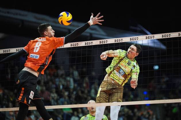 Berlin, Deutschland, 25.11.2017: Andre Brown (Herrsching 18) gegen den Block aus Graham Vigrass (BR Volleys 8) beim Volleyballspiel im DVV Pokal Viertelfinale zwischen BR Volleys und TSV Herrsching.