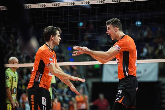 Berlin, Deutschland, 25.11.2017: Pierre Pujol (BR Volleys 18) und Russell Kyle (BR Volleys 15) jubeln beim Volleyballspiel im DVV Pokal Viertelfinale zwischen BR Volleys und TSV Herrsching.