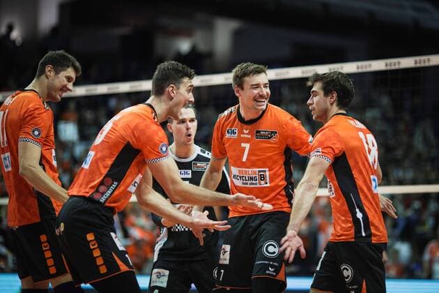 Berlin, Deutschland, 25.11.2017: v.li. Adam White (BR Volleys 11), Russell Kyle (BR Volleys 15), Luke Perry (BR Volleys 4), Georg Klein (BR Volleys 7), Pierre Pujol (BR Volleys 18) beim Volleyballspiel im DVV Pokal Viertelfinale zwischen BR Volleys und TSV Herrsching.