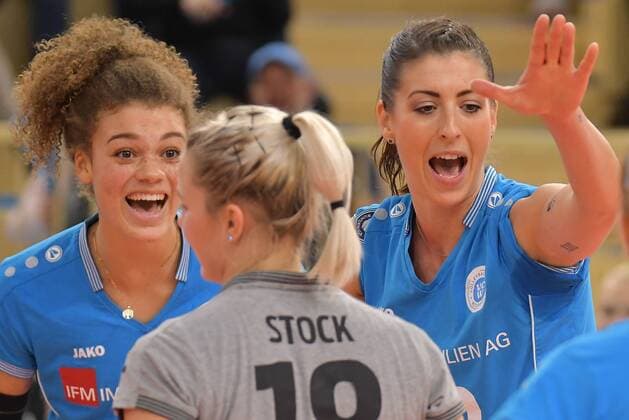 26.11.2017, xtkx, Volleyball VVC Pokal Damen, VC Wiesbaden - VfB Suhl, emspor, v.l. Kimberly Drewnick (VCW) , Lisa Stock (VCW) , Karolina Bednarova (VCW) , Wiesbaden