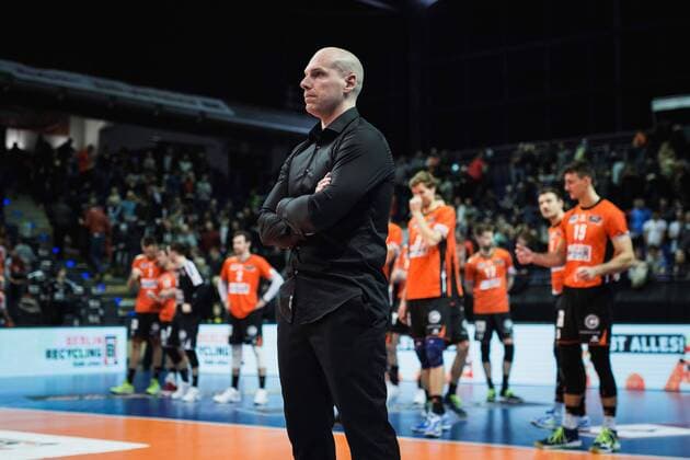 Berlin, Deutschland, 25.11.2017: Trainer Luke Reynolds (BR Volleys) beim Volleyballspiel im DVV Pokal Viertelfinale zwischen BR Volleys und TSV Herrsching.