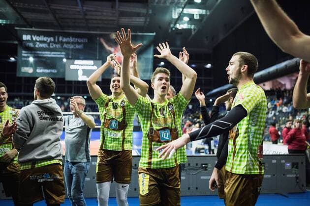 Berlin, Deutschland, 25.11.2017: Andre Brown (Herrsching 18) und Johannes Kessler (Herrsching 14) jubeln beim Volleyballspiel im DVV Pokal Viertelfinale zwischen BR Volleys und TSV Herrsching.