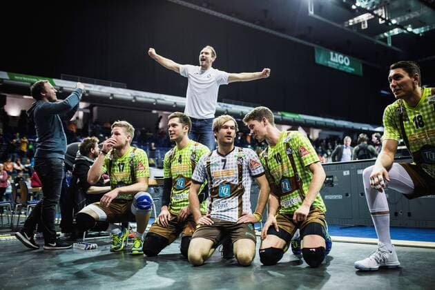 Berlin, Deutschland, 25.11.2017: Jubel nach dem Spiel, v.li. Nicolai Grabmüller Grabmueller (Herrsching 17), Tim Peter (Herrsching 4), Ferdinand Tille (Herrsching 7), Tom Strohbach (Herrsching 10), Trainer Maximilian Hauser (Herrsching) beim Volleyballspiel im DVV Pokal Viertelfinale zwischen BR Volleys und TSV Herrsching.