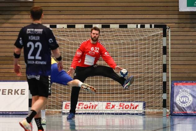 Lübeck, 25. November 2017 Handball, Saison 2017 2018, 2. Bundesliga, VfL Lübeck-Schwartau - HSG Konstanz: Klockmann, Dennis (Nr.32 VfL Luebeck-Schwartau) haelt 7m