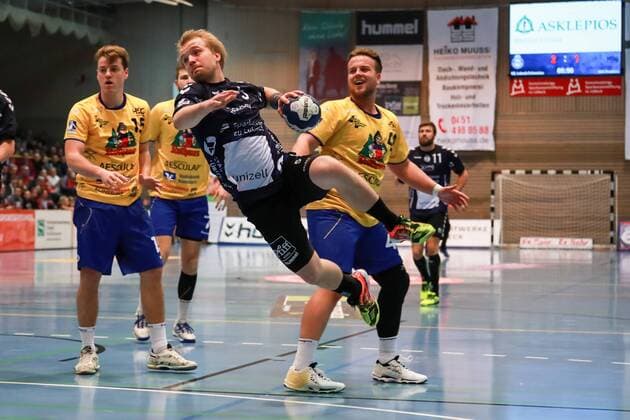 Lübeck, 25. November 2017 Handball, Saison 2017 2018, 2. Bundesliga, VfL Lübeck-Schwartau - HSG Konstanz: Sprungwurf von Lauenroth Julian (Nr. 5 VfL Luebeck-Schwartau)