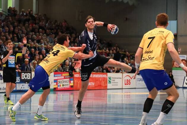 Lübeck, 25. November 2017 Handball, Saison 2017 2018, 2. Bundesliga, VfL Lübeck-Schwartau - HSG Konstanz: Podpolinski, Toni (Nr. 8 VfL Luebeck-Schwartau) beim Wurfversuch
