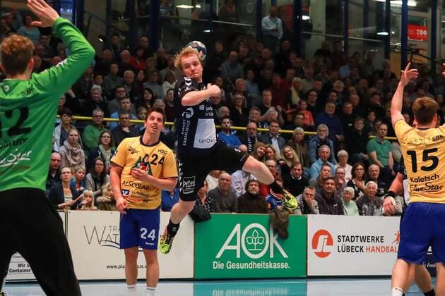 Lübeck, 25. November 2017 Handball, Saison 2017 2018, 2. Bundesliga, VfL Lübeck-Schwartau - HSG Konstanz: Sprungwurf von Lauenroth Julian (Nr. 5 VfL Luebeck-Schwartau)