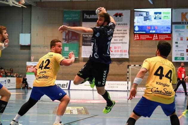 Lübeck, 25. November 2017 Handball, Saison 2017 2018, 2. Bundesliga, VfL Lübeck-Schwartau - HSG Konstanz: Sprungwurf von Hansen, Markus (Nr.11 VfL Luebeck-Schwartau)
