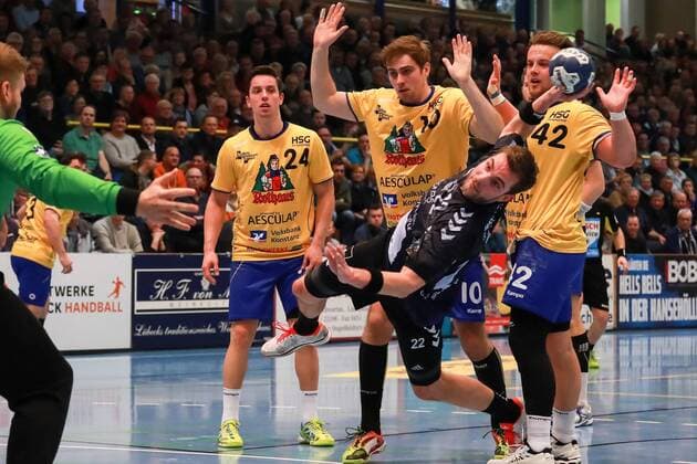 Lübeck, 25. November 2017 Handball, Saison 2017 2018, 2. Bundesliga, VfL Lübeck-Schwartau - HSG Konstanz: Wurf von Koehler, Steffen (Nr. 22 VfL Luebeck-Schwartau)