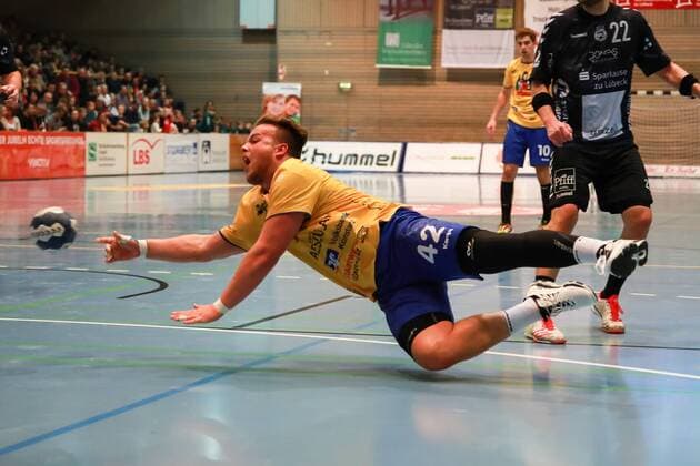 Lübeck, 25. November 2017 Handball, Saison 2017 2018, 2. Bundesliga, VfL Lübeck-Schwartau - HSG Konstanz: Wurf von Boesing, Sebastian (HSG Konstanz)