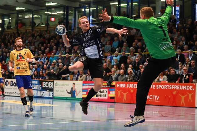 Lübeck, 25. November 2017 Handball, Saison 2017 2018, 2. Bundesliga, VfL Lübeck-Schwartau - HSG Konstanz: Sprungwurf von Damm, Sebastian (Nr. 21 VfL Luebeck-Schwartau)