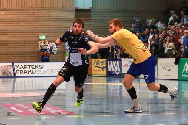 Lübeck, 25. November 2017 Handball, Saison 2017 2018, 2. Bundesliga, VfL Lübeck-Schwartau - HSG Konstanz: Zweikampf zwischen Hansen, Markus (Nr.11 VfL Luebeck-Schwartau) und Kueger, Felix (HSG Konstanz)
