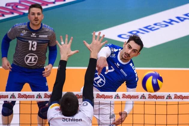 25.11.2017, ZF Arena, Friedrichshafen Volleyball, DVV-Pokal Viertelfinale, VfB Friedrichshafen vs. SVG Lüneburg Lueneburg Angriff Athanasios Protopsaltis ( 7 Friedrichshafen) - Block Michel Schlien ( 14 Lueneburg)