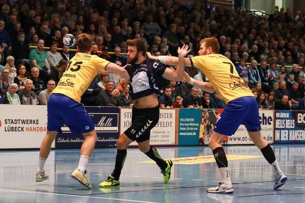 Lübeck, 25. November 2017 Handball, Saison 2017 2018, 2. Bundesliga, VfL Lübeck-Schwartau - HSG Konstanz: Hansen, Markus (Nr.11 VfL Luebeck-Schwartau) setzt sich gegen Kaletsch, Paul und Riedel, Mathias Helmut Eugen (HSG Konstanz) durch