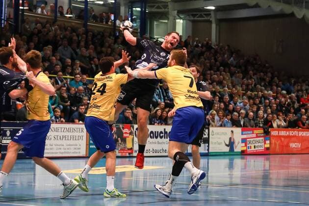 Lübeck, 25. November 2017 Handball, Saison 2017 2018, 2. Bundesliga, VfL Lübeck-Schwartau - HSG Konstanz: Wurfversuch von Schult, Jan (Nr. 19 VfL Luebeck-Schwartau) gegen Jud, Tim und Riedel, Mathias Helmut Eugen (HSG Konstanz)