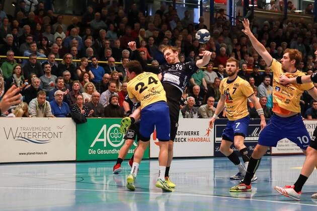 Lübeck, 25. November 2017 Handball, Saison 2017 2018, 2. Bundesliga, VfL Lübeck-Schwartau - HSG Konstanz: Jud, Tim (HSG Konstanz) foult Metzner, Antonio (Nr. 96 VfL Luebeck-Schwartau)