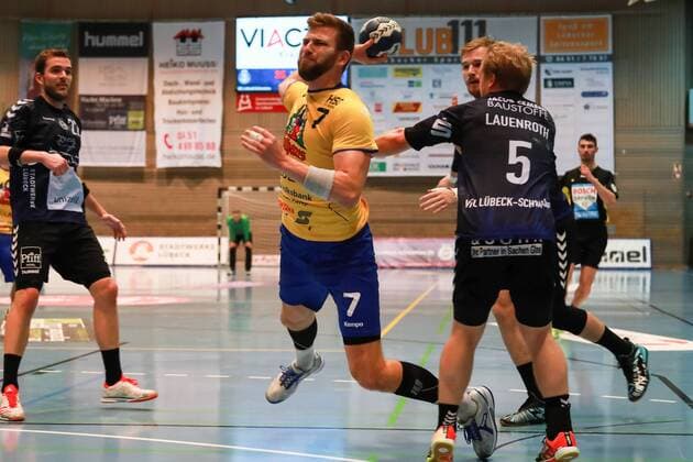 Lübeck, 25. November 2017 Handball, Saison 2017 2018, 2. Bundesliga, VfL Lübeck-Schwartau - HSG Konstanz: Wurf von Riedel, Mathias Helmut Eugen (HSG Konstanz)