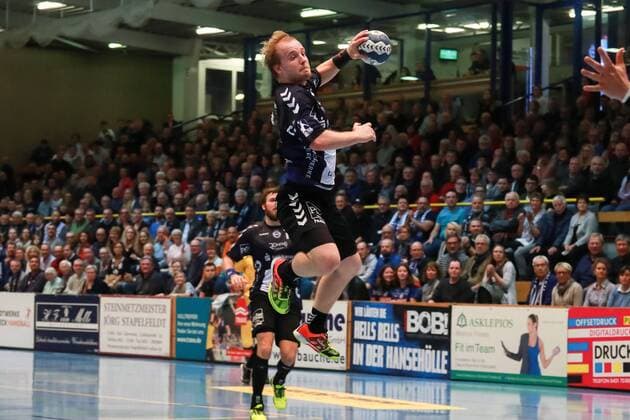 Lübeck, 25. November 2017 Handball, Saison 2017 2018, 2. Bundesliga, VfL Lübeck-Schwartau - HSG Konstanz: Sprungwurf Lauenroth Julian (Nr. 5 VfL Luebeck-Schwartau)