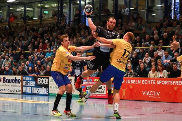 Lübeck, 25. November 2017 Handball, Saison 2017 2018, 2. Bundesliga, VfL Lübeck-Schwartau - HSG Konstanz: Wurf von Schult, Jan (Nr. 19 VfL Luebeck-Schwartau) , versuchter Block Kueger, Felix (HSG Konstanz)