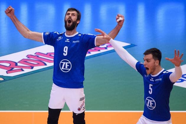 25.11.2017, ZF Arena, Friedrichshafen Volleyball, DVV-Pokal Viertelfinale, VfB Friedrichshafen vs. SVG Lüneburg Lueneburg Jubel Philipp Collin ( 9 Friedrichshafen), David Sossenheimer ( 5 Friedrichshafen)