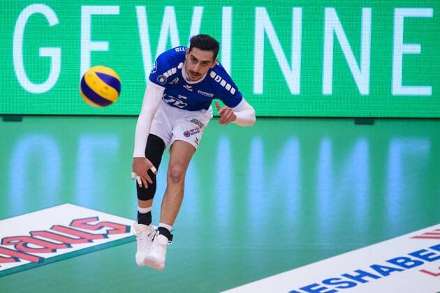 25.11.2017, ZF Arena, Friedrichshafen Volleyball, DVV-Pokal Viertelfinale, VfB Friedrichshafen vs. SVG Lüneburg Lueneburg Aufschlag Service Athanasios Protopsaltis ( 7 Friedrichshafen)