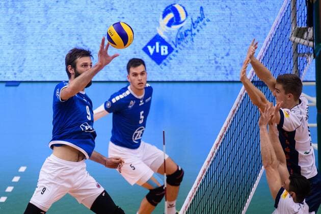25.11.2017, ZF Arena, Friedrichshafen Volleyball, DVV-Pokal Viertelfinale, VfB Friedrichshafen vs. SVG Lüneburg Lueneburg Angriff Philipp Collin ( 9 Friedrichshafen) - Block Doppelblock Raymond Szeto ( 11 Lueneburg), Noah Baxpöhler Baxpoehler ( 4 Lueneburg)