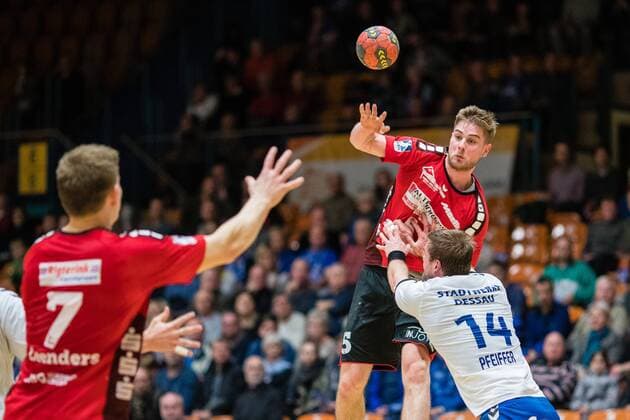 Lutz Heiny 5 vom HSG Nordhorn Lingen beim Passspiel auf Toon Leenders 7 vom HSG Nordhorn Lingen mit Florian Pfeiffer 14 vom Dessau-Rosslauer HV 06 waehrend der DKB Handball 2. Bundesliga Begegnung zwischen Dessau-Rosslauer HV 06 und HSG Nordhorn-Lingen in der Anhalt Arena am November 25, 2017 in Bauhausstadt Dessau, Sachsen Anhalt, Germany (Foto von Hartmut Boesener Eibner) Bauhausstadt Dessau Copyright: xEibner-Pressefoto HartmutxBoesenerx EP_BOE