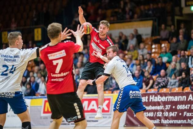 Lutz Heiny 5 vom HSG Nordhorn Lingen beim Passspiel auf Toon Leenders 7 vom HSG Nordhorn Lingen mit Florian Pfeiffer 14 vom Dessau-Rosslauer HV 06 waehrend der DKB Handball 2. Bundesliga Begegnung zwischen Dessau-Rosslauer HV 06 und HSG Nordhorn-Lingen in der Anhalt Arena am November 25, 2017 in Bauhausstadt Dessau, Sachsen Anhalt, Germany (Foto von Hartmut Boesener Eibner) Bauhausstadt Dessau Copyright: xEibner-Pressefoto HartmutxBoesenerx EP_BOE
