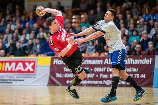 Philipp Vorlicek 22 vom HSG Nordhorn Lingen beim Wurf mit Tom Hanner 25 vom Dessau-Rosslauer HV 06 waehrend der DKB Handball 2. Bundesliga Begegnung zwischen Dessau-Rosslauer HV 06 und HSG Nordhorn-Lingen in der Anhalt Arena am November 25, 2017 in Bauhausstadt Dessau, Sachsen Anhalt, Germany (Foto von Hartmut Boesener Eibner) Bauhausstadt Dessau Copyright: xEibner-Pressefoto HartmutxBoesenerx EP_BOE