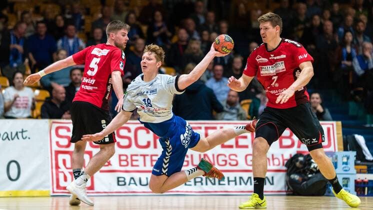 Johannes Wasielewskie 18 vom Dessau-Rosslauer HV 06 beim Wurf mit (l) Lutz Heiny 5 vom HSG Nordhorn Lingen und (r) Toon Leenders 7 vom HSG Nordhorn Lingen waehrend der DKB Handball 2. Bundesliga Begegnung zwischen Dessau-Rosslauer HV 06 und HSG Nordhorn-Lingen in der Anhalt Arena am November 25, 2017 in Bauhausstadt Dessau, Sachsen Anhalt, Germany (Foto von Hartmut Boesener Eibner) Copyright: xEibner-Pressefoto HartmutxBoesenerx EP_BOE