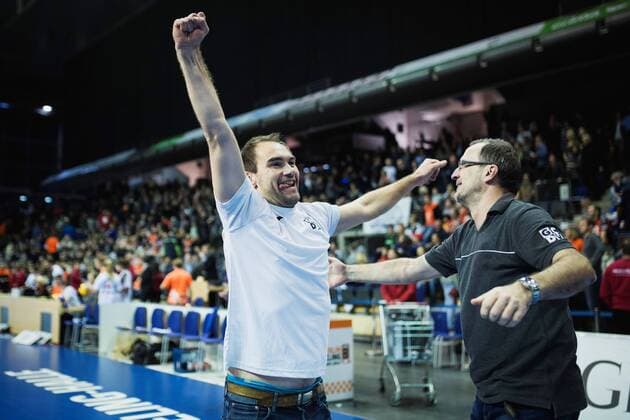 Berlin, Deutschland, 25.11.2017: Trainer Maximilian Hauser (Herrsching) jubelt nach dem Spiel beim Volleyballspiel im DVV Pokal Viertelfinale zwischen BR Volleys und TSV Herrsching.