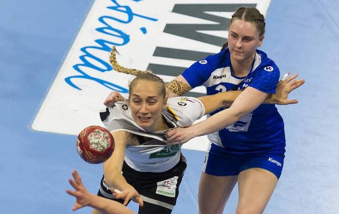 25. November 2017, Deutschlands Nadja Mansson wird attackiert, Handball, Vorbereitungsspiel auf die Weltmeisterschaft Dezember in Deutschland, Handball World Cup, Deutschland - Island 32:19, in Dresden, c