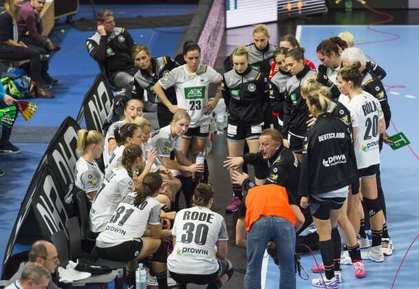 25. November 2017, Bundestrainer head coach Michael Biegler in einer Aus-Zeit, time out, Handball, Vorbereitungsspiel auf die Weltmeisterschaft Dezember in Deutschland, Handball World Cup, Deutschland - Island 32:19, in Dresden, c