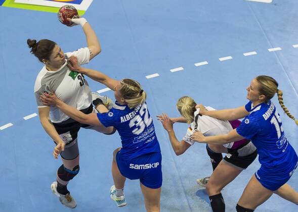 25. November 2017, Deutschlands Jennifer Rode wird hart attackiert, Handball, Vorbereitungsspiel auf die Weltmeisterschaft Dezember in Deutschland, Handball World Cup, Deutschland - Island 32:19, in Dresden, c
