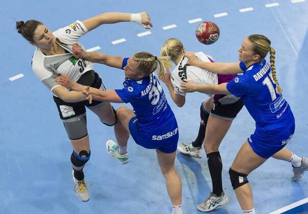 25. November 2017, Deutschlands Jennifer Rode wird hart attackiert, Handball, Vorbereitungsspiel auf die Weltmeisterschaft Dezember in Deutschland, Handball World Cup, Deutschland - Island 32:19, in Dresden, c