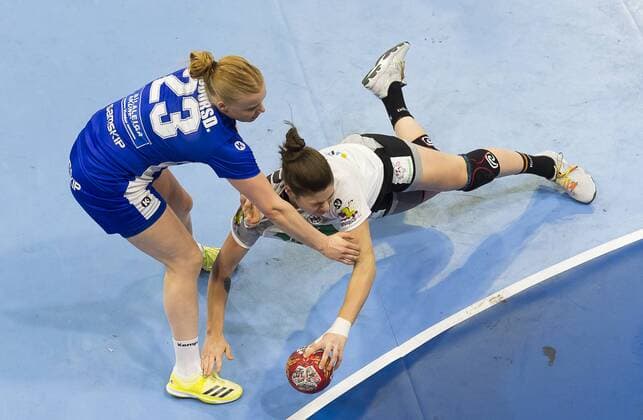 25. November 2017, Deutschlands Jennifer Rode und Islands Stefania Theodorsdottir, Handball, Vorbereitungsspiel auf die Weltmeisterschaft Dezember in Deutschland, Handball World Cup, Deutschland - Island 32:19, in Dresden, c