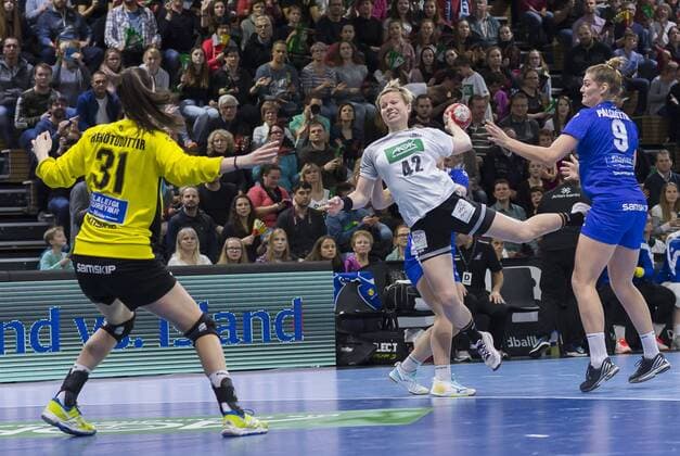 25. November 2017, Deutschlands Friederike Gabernatis gegen Torfrau Hafdis Renötudottir, Handball, Vorbereitungsspiel auf die Weltmeisterschaft Dezember in Deutschland, Handball World Cup, Deutschland - Island 32:19, in Dresden, c