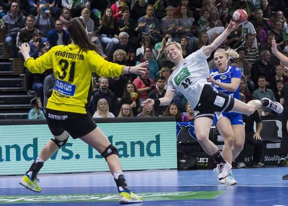Bilder des Tages - SPORT 25. November 2017, Deutschlands Friederike Gabernatis gegen Torfrau Hafdis Renötudottir, Handball, Vorbereitungsspiel auf die Weltmeisterschaft Dezember in Deutschland, Handball World Cup, Deutschland - Island 32:19, in Dresden, c