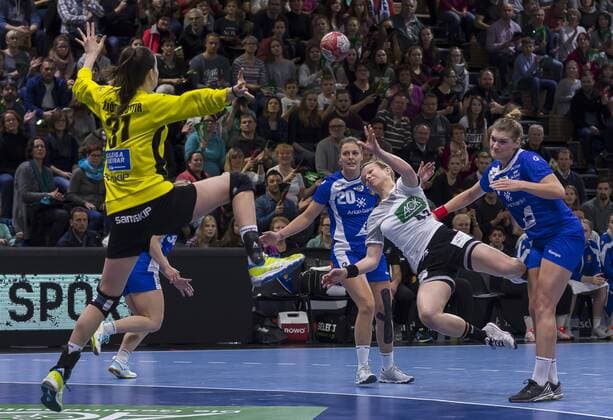 25. November 2017, Deutschlands Friederike Gabernatis gegen Torfrau Hafdis Renötudottir, Handball, Vorbereitungsspiel auf die Weltmeisterschaft Dezember in Deutschland, Handball World Cup, Deutschland - Island 32:19, in Dresden, c