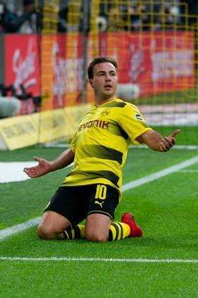 Dortmund, Germany 25.11.2017, 1. Bundesliga 13. Spieltag, BV Borussia Dortmund - FC Schalke 04, Tor zum 3:0, Torschuetze Mario Goetze (BVB) jubelt ( DeFodi053 *** Dortmund Germany 25 11 2017 1 Bundesliga 13 Matchday BV Borussia Dortmund FC Schalke 04 Goal to 3 0 Goal scorer Mario Goetze BVB cheers DeFodi053