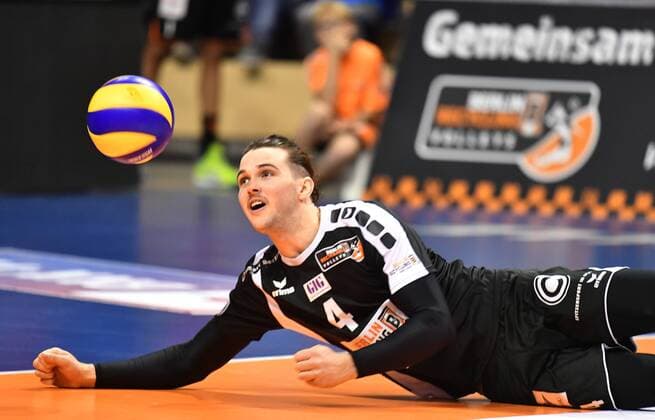 Luke Perry (BR Volleys), hechtet nach dem Ball BR Volleys Berlin-TSV Herrsching Deutsche Volleyball Liga, DVV-Pokal, 2017 2018, Hauptrunde, Herren, Männer, Volleyball, Deutschland, Germany, Max-Schmeling-Halle Berlin, 25.11.2017