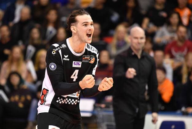 Luke Perry (BR Volleys), jubelt nach einem Punkt BR Volleys Berlin-TSV Herrsching Deutsche Volleyball Liga, DVV-Pokal, 2017 2018, Hauptrunde, Herren, Männer, Volleyball, Deutschland, Germany, Max-Schmeling-Halle Berlin, 25.11.2017